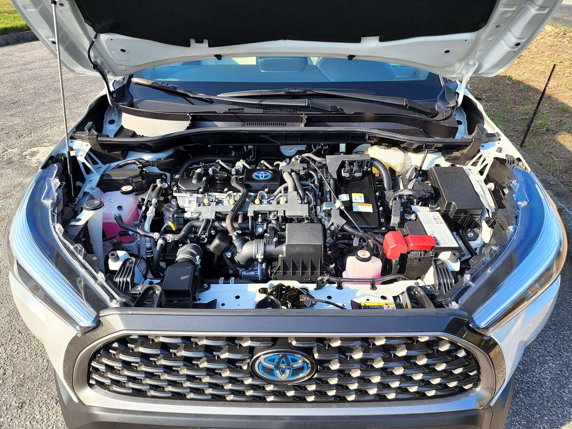 As versões híbridas do Corolla Cross utilizam o motor 1.8L VVT-i 16V de ciclo Atkinson com 101 cavalos de potência a etanol e 98 cavalos a gasolina