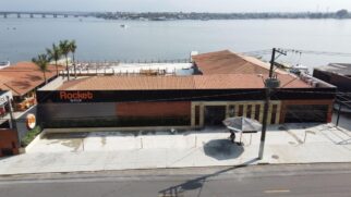 Fachada da casa e da área de shows (ao fundo) com vista para o mar