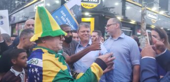 Tarcísio esteve em São Vicente e caminhou pelo Centro da Cidade enquanto tirou fotos com admiradores