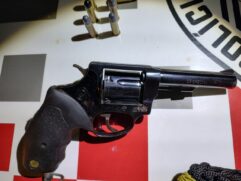 Durante a fuga, os criminosos ainda conseguiram subtrair uma arma de fogo de um dos vigias