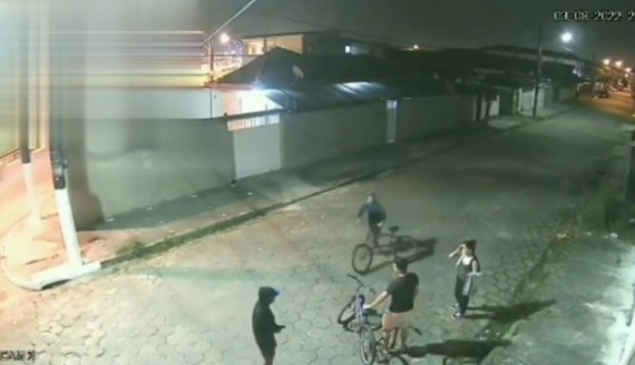 Dupla assalta pai e filha na Linha Amarela em São Vicente; assista