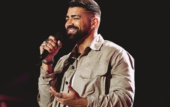Marcando presença nas rádios e streamings com hits como 'Péssimo Negócio' e 'Pouco a Pouco', Dilsinho (foto) lançou uma parceria com o grupo Sorriso Maroto em 2022.
