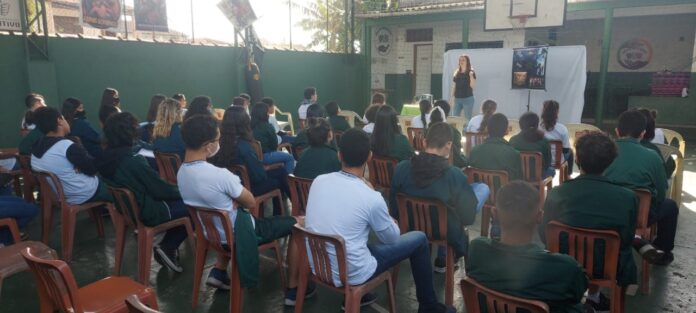 Escritora santista ministra palestras e oficinas gratuitas em escolas da região