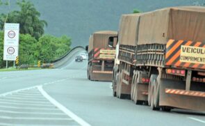 A comissão de caminhoneiros reclama da proibição de circulação de veículos acima de dois eixos