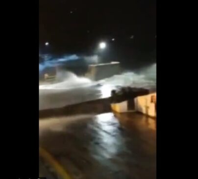 Vendaval interrompe travessia de balsas entre Ilhabela e São Sebastião; vídeo