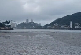 Mar "seca" em São Vicente e atrai curiosidade de morador