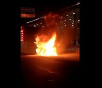 Veículo pega fogo em posto de gasolina em Praia Grande; vídeo
