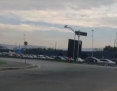 Acidente envolvendo dois carros e um ônibus gera transtornos em Santos