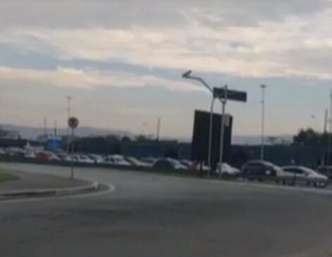 Acidente envolvendo dois carros e um ônibus gera transtornos em Santos
