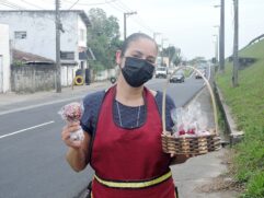 Regina passa nos carros e oferece as maçãs de amor, todos os dias, no semáforo do trevo da Vila São Paulo, em Itanhaém