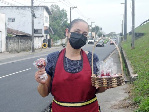 Regina passa nos carros e oferece as maçãs de amor, todos os dias, no semáforo do trevo da Vila São Paulo, em Itanhaém