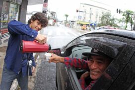 Vendas acontecem em semáforo da Av. Capitão Mor-Aguiar