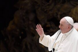 Papa Francisco faz orações durante encontro com religiosos franceses, em salão do Vaticano