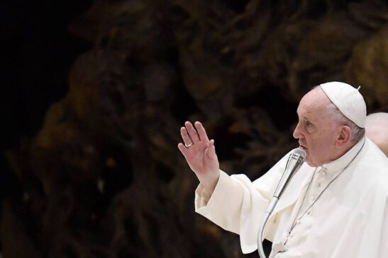 Papa Francisco faz orações durante encontro com religiosos franceses, em salão do Vaticano