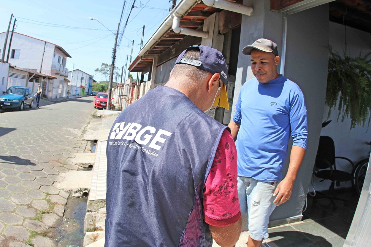Um morador é entrevistado pelo recenseador do IBGE