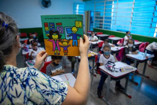 Aula na escola municipal Remo Rinaldi Naddeo, na zona oeste de São Paulo, no início do ano letivo