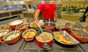 A mudança vai contra um dos pontos da própria MP, que exige que os benefícios devem ser utilizados apenas para o pagamento de refeições em restaurantes e lanchonetes