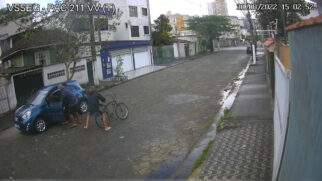 Um idoso teve o carro roubado após ser rendido por quatro assaltantes