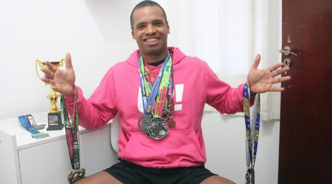 Lucas Sauro exibe algumas de suas medalhas