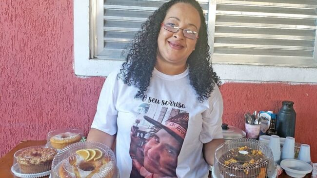 Rosana usa uma camisa com a foto do filho, Allan, morto no acidente de carro