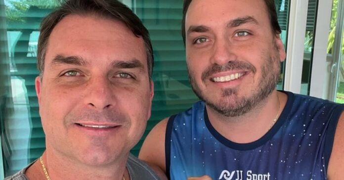 Flávio e o irmão Carlos Bolsonaro