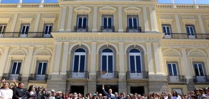 A reconstrução da fachada buscou conciliar tecnologia de ponta com técnicas artesanais