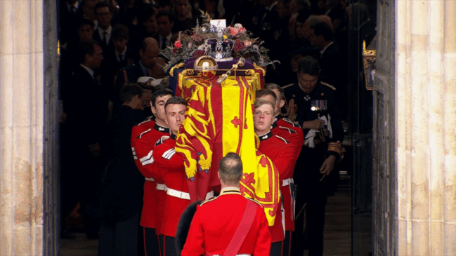 Funeral da rainha Elizabeth 2ª: após o funeral, caixão da rainha deixa Abadia de Westminster
