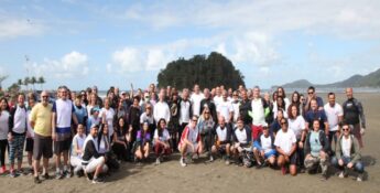 100 voluntários que participaram, na manhã deste sábado (17), de uma ação do Dia Mundial de Limpeza dos Rios e Praias