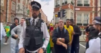 Polícia isola ambientalistas de grupo de fãs de Jair Bolsonaro em Londres