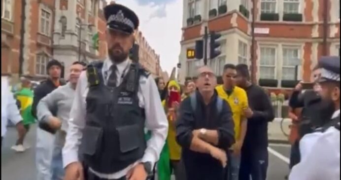 Polícia isola ambientalistas de grupo de fãs de Jair Bolsonaro em Londres