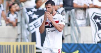 Calleri comemora gol