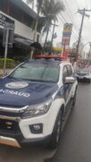 O indivíduo apontou a arma para a mulher e exigiu que ela entregasse o celular e a aliança