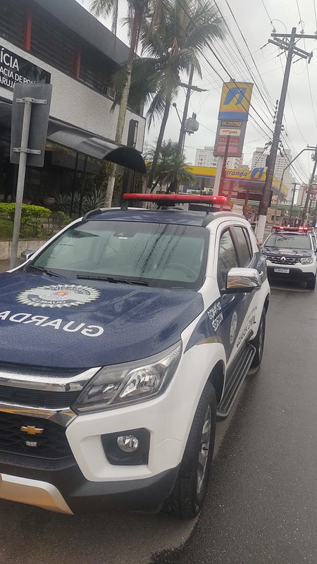 O indivíduo apontou a arma para a mulher e exigiu que ela entregasse o celular e a aliança