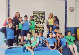 Os alunos também decidiram expor para outras crianças e funcionários, as mensagens e desenhos em formato de cartaz, no pátio da Escola