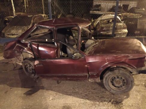 Um acidente envolvendo dois automóveis, um caminhão e uma motocicleta, foi registrado na noite deste sábado