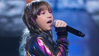 Alice Lili tem 10 anos e levantou os 100 jurados do programa Canta Comigo