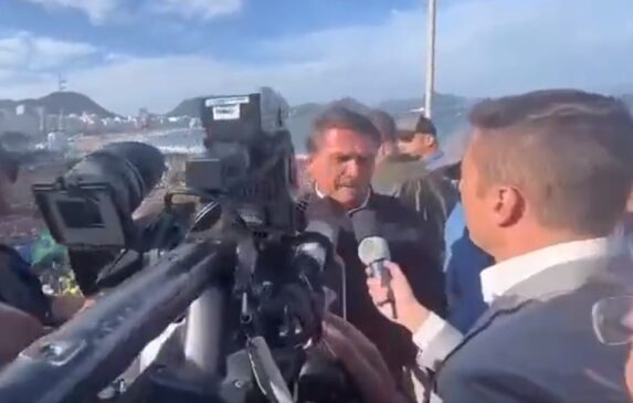 Bolsonaro durante ato em Copacabana, no Rio