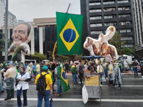Bolsonaristas durante ato na avenida Paulista, nesta quarta
