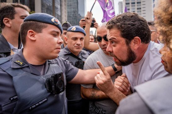 Guilherme Boulos discute com um PM na avenida Paulista