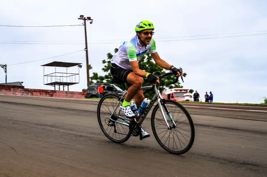 Guilherme Trevisani e a bicicleta que foi roubada dele na rodovia dos Imigrantes, em SP