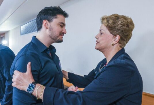 Felipe Neto e Dilma conversam no Rio