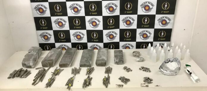 Grupo fugiu e deixou para trás várias porções de maconha e cocaína