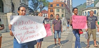 Famílias que estão recebendo auxílio aluguel parcelado vêm realizando vários protestos na Praça Mauá. Defensoria promoveu ação