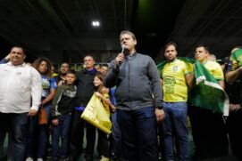 Tarcísio de Freitas durante ato de campanha em Santos