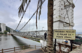 Também haverá a substituição total das pranchas de madeira do tabuleiro carroçável, com elevação do passeio de pedestres