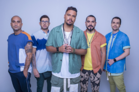 Sorriso Maroto e Ferrugem cantam todos os seus sucessos no Clube Portuários, em Santos