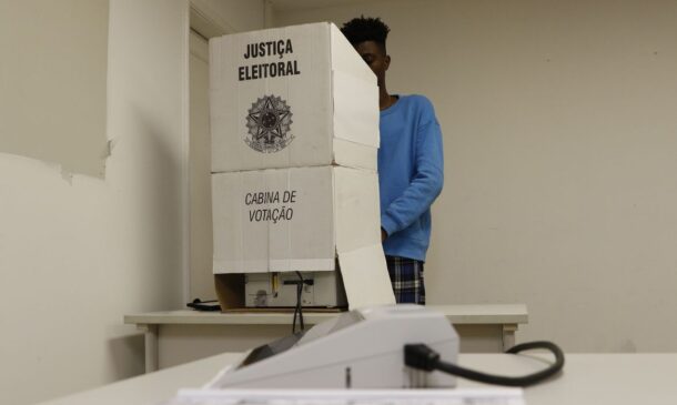 Para consultar o local de votação com antecedência, o eleitor tem várias opções digitais