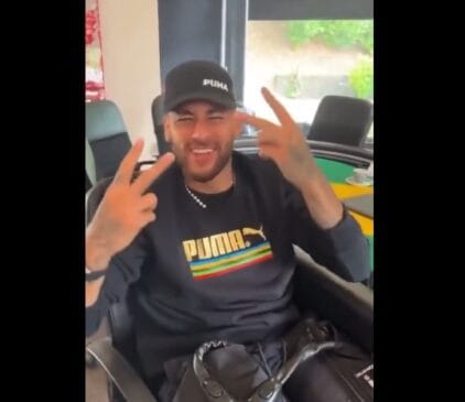 Neymar dançando durante o vídeo