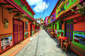 Fachadas com pinturas em relevo que contam histórias do Pueblo de Zócalos, na Colombia