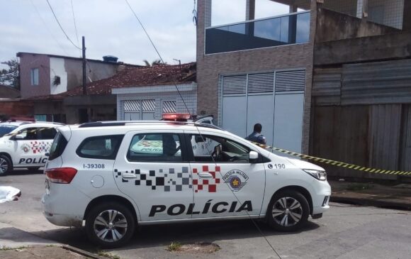 Moradores acionaram a polícia no começo da tarde desta segunda-feira após localizar corpos